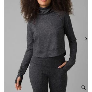 Prana Zawn top. Grey with detailed wrists & thumbholes. Great post workout!